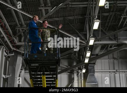 USA Air Force Senior Airman Broden Duff, 509. Aircraft Maintenance Squadron Crew Chief und Tom Parent, NASA Aircraft Operations Pilot, schauen Sie sich den B-2 Spirit auf dem Whiteman Air Force Base, Missouri, 7. Juni 2022 an. Die NASA und der 509. Bombenflügel haben organisationsübergreifende Kommunikation betrieben und gemeinsame Missionskomponenten zwischen den beiden Organisationen diskutiert. Die organisationsübergreifende Kommunikation erweitert die Reichweite von Organisationen und verhindert blinde Flecken. Stockfoto