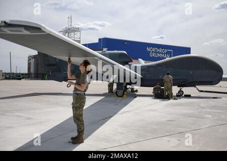 Flugzeuge, die dem 319. Flugzeugwartungsgeschwader vom Luftwaffenstützpunkt Grand Forks, North Dakota, zugeteilt wurden, führen am 6. Juni 2022 eine Wartungsprüfung an einem RQ-4 Block 30 Global Hawk ferngesteuerten Flugzeug am Luftwaffenstützpunkt Grand Sky auf dem Luftwaffenstützpunkt Grand Forks durch. Der RQ-4 Block 30s wird in der Testabteilung des Test Resource Management Center für Hochgeschwindigkeitssysteme verwendet. Grand Sky befindet sich auf dem Luftwaffenstützpunkt Grand Forks und ist ein Geschäfts- und Luftverkehrspark, der sich auf die Entwicklung und den Ausbau der unbemannten Luftfahrtsysteme konzentriert. Stockfoto