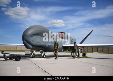 Flugzeuge, die dem 319. Flugzeugwartungsgeschwader vom Luftwaffenstützpunkt Grand Forks, North Dakota, zugeteilt wurden, führen am 6. Juni 2022 eine Wartungsprüfung an einem RQ-4 Block 30 Global Hawk ferngesteuerten Flugzeug am Luftwaffenstützpunkt Grand Sky auf dem Luftwaffenstützpunkt Grand Forks durch. Der RQ-4 Block 30s wird in der Testabteilung des Test Resource Management Center für Hochgeschwindigkeitssysteme verwendet. Grand Sky befindet sich auf dem Luftwaffenstützpunkt Grand Forks und ist ein Geschäfts- und Luftverkehrspark, der sich auf die Entwicklung und den Ausbau der unbemannten Luftfahrtsysteme konzentriert. Stockfoto