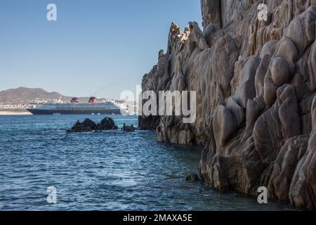 Diese Felswand führt von Lover's Beach nach Lands End, der Spitze der Baja-Halbinsel, Cabo San Lucas, Mexiko Stockfoto