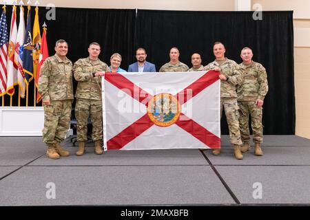 Soldaten des 2. Bataillons und 3. Geschwader der 54. Brigade der Sicherheitskräfte erhalten die Florida-Flagge von der Führung der Florida National Guard, um während ihres Einsatzes am Horn von Afrika zu fliegen. Die 54. Brigade zur Unterstützung der Sicherheitskräfte führt Operationen durch, um unsere Partnerländer im Einklang mit den Zielen der nationalen Sicherheit zu stärken und zu befähigen. Stockfoto