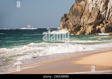 Die Boote fahren auf der Pazifikseite des Lover's Beach und halten Ausschau nach Walen und anderen Tieren, Cabo San Lucas, Baja Halbinsel, Land's End, Mexiko Stockfoto