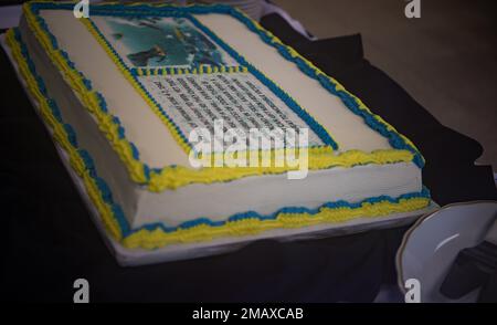 220607-N-EJ241-1001 DIEGO GARCIA, Britisches Territorium im Indischen Ozean (7. Juni 2022) – Ein Kuchen mit einem Zitat des Historikers Walter Lord, der ursprünglich an den Wänden des World war II Memorial in Washington zu Ehren der Kämpfer in Midway angebracht wurde, und ein Bild von Kunstwerken, die US-amerikanische Tauchbomber darstellen, die japanische Flugzeugträger angreifen, wird während einer dargestellt 80.-jähriges Jubiläum der Schlacht von Midway in den USA Fazilität zur Unterstützung der Marine (NSF) Diego Garcia. Unsere Erinnerung an Midway zeigt, wie unsere Erfolge im Kampf um Innovation, Intelligenz und Mut als Modell dienen Stockfoto