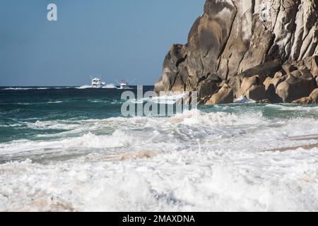 Die Boote fahren auf der Pazifikseite des Lover's Beach und halten Ausschau nach Walen und anderen Tieren, Cabo San Lucas, Baja Halbinsel, Land's End, Mexiko Stockfoto