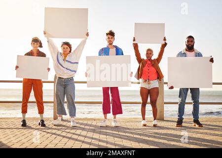 Porträt, Plakat und Vielfalt mit Freunden, die zusammen Beschilderung zum Protest auf der Promenade am Meer halten. Freiheit, Mockup und Plakatwand mit einem Mann Stockfoto