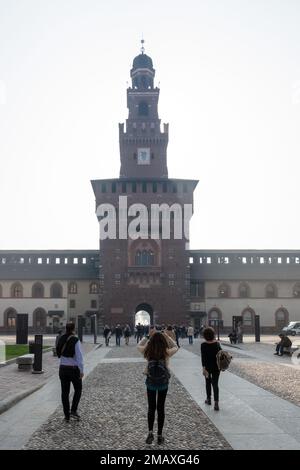 Architektonische Details des Castello Sforzesco (Castello Sforzesco), einer mittelalterlichen Festung aus dem 15. Jahrhundert, die sich in der Stadt Mailand, Italien, befindet Stockfoto