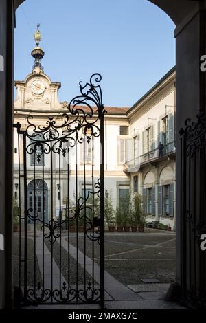 Architektonische Details des Palazzo Litta, ein barockes Bauwerk gegenüber San Maurizio al Monastero Maggiore aus dem 16. Jahrhundert Stockfoto