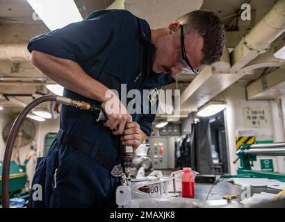 220607-N-MJ302-1079 PAZIFIK (07. Juni 2022) Aviation structual Mechanic 3. Class Neal Ledbetter aus Livingston, Tennessee, bohrt Löcher in die Düsentriebwerkstatt an Bord des Flugzeugträgers USS Nimitz (CVN 68) Nimitz ist im US-3.-Flottengebiet im Einsatz. Stockfoto