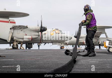 220607-N-DU622-1033 PAZIFIK (7. Juni 2022) Aviation Boatswain's Mate (Betankung) Airman Tre' Kelsey aus Millin, Georgia, fälscht einen JP5-Schlauch auf dem Cockpit des Flugzeugträgers USS Nimitz (CVN 68). Nimitz ist im 3.-Flottenbereich der USA unterwegs. Stockfoto