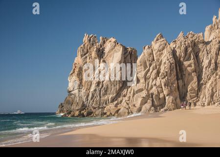 An der Pazifikseite von Lover's Beach können Besucher sowohl im Pazifischen Ozean als auch im Meer von Cortez schwimmen. Stockfoto