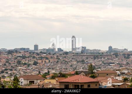 Blick über die Dächer oder das Stadtbild eines Vororts von Johannesburg, eine Skyline oder hohe Gebäude in Sandton, Gauteng, Südafrika Stockfoto