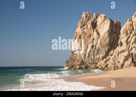 An der Pazifikseite von Lover's Beach können Besucher sowohl im Pazifischen Ozean als auch im Meer von Cortez schwimmen. Stockfoto