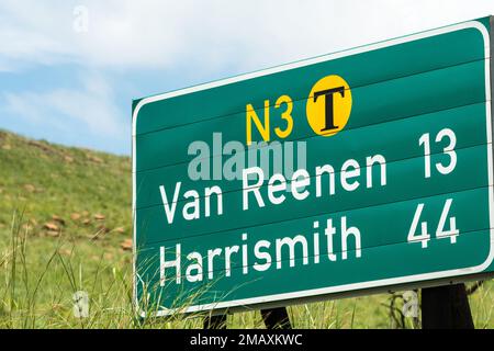 Grünes Schild auf der N3 (Mautstraße) in Südafrika mit Namen von Städten und Kilometern bis zum Endziel im Freistaat Stockfoto