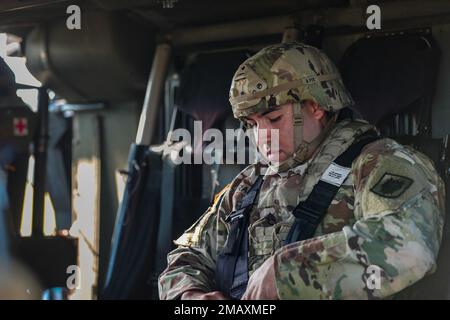 Soldaten der Apex Company, 63. Expeditionary Signal Bataillon, 35. Signal Corps Brigade, wurden am 7. Juni 2022 von Soldaten der Combat Aviation Brigade 3. beauftragt, zwei Terrestrial Transmission Line of Sight Radios (TRILOS) in die Luft zu bringen. Während ihrer Ausbildung führten Soldaten der Apex Company Zugvalidierungen auf Kommandopostknoten (CPN), Joint Network Nodes (JNN) und TRILOS durch, um ihre Expeditionssignalkommunikation zu testen und das XVIII Airborne Corps und alle seine Missionsbefehlssysteme weiter zu unterstützen. (USA Fotos der Armee von Sgt. Maxine Baen) Stockfoto