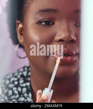 Schwarze Frau, Make-up und Lippenstift für Schönheit, Kosmetik oder Glow and Gloss für Gesichtsbehandlungen im Badezimmer. Eine afroamerikanische Frau bewirbt sich Stockfoto