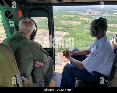 Von links sehen Major Joel Jackson, der Air Force District of Washington Commander, und Caleb Smith, ein Schüler der Charles H. Flowers High School, auf Washington, D.C., von einem UH-1 Huey, geflogen von der 1. Helikopter-Staffel, zugewiesen aus Joint Base Andrews, MD, 7. Juni 2022. Smith wurde für seine akademischen und luftfahrttechnischen Leistungen ausgezeichnet. Smith ist der jüngste Pilot des Landes, der eine Lizenz für einen privaten Segelflugzeugpiloten erworben hat, und verfolgt weiterhin seine private Pilotenlizenz. USA Air Force Foto von Abigail Meyer Stockfoto