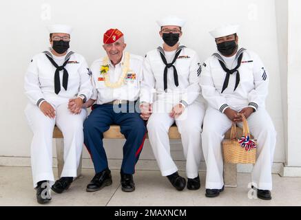 World war II Battle of Midway Veteran, Sergeant First Class Edgar R Fox, posiert für ein Foto am USS Arizona Memorial mit Matrosen, die auf der Insel Oahu stationiert sind, auf der Joint Base Pearl Harbor-Hickam, Hawaii, 7. Juni 2022. Nach dem Angriff auf Pearl Harbor bemannte Fox eine Pillbox am südlichen Ende von Sand Island als Teil des Midway-Atoll. Stockfoto