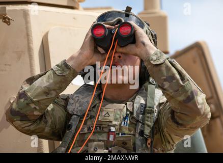 Ashton McNeill, ein Crewmitglied der Armeekanone mit B-Battery, 1. Bataillon, 145. Feldartillerie, Utah National Guard, sammelt Informationen für einen bericht von intel, nachdem er während des Western Strike 22 im Orchard Combat Training Center, Idaho, am 7. Juni 2022 Feinde in seinem Einsatzgebiet identifiziert hat. WESTERN Strike 22 ist eine exportierbare Kampfübung unter der Leitung der 65. Artilleriebrigade, Utah National Guard, die Soldaten der Nationalgarde in einem Tauchtraining ähnlich einem Kampftrainingscenter ausbildet und darauf abzielt, die Bereitschaft und die Letalität der teilnehmenden Einheit zu erhöhen. Stockfoto