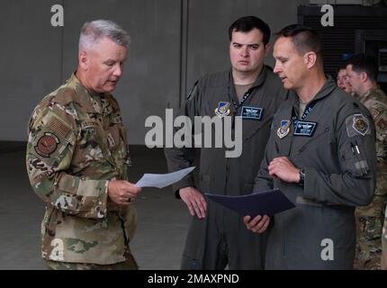 Von rechts, Oberstleutnant Brian Lewis, Befehlshaber der 35. Kampfgeschwader und Major Michael O'Donnell, Direktor der 35. Kampfgeschwader, Auftrag von Generalleutnant James A. Jacobson, stellvertretender Befehlshaber der Pacific Air Forces am Luftwaffenstützpunkt Kunsan, Republik Korea, 7. Juni 2022. Während des Besuchs erörterten Airmen und Führungskräfte der Basis mit Generalleutnant Jacobson strategische Fähigkeiten, Betriebstempo und Zukunftspläne für das Wolf Pack. Stockfoto