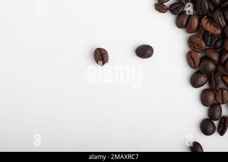 Kaffeebohnenrahmen isoliert auf weißem Hintergrund mit Kopierbereich Stockfoto