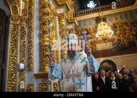 Nicht exklusiv: KIEW, UKRAINE - 19. JANUAR 2023 - Primatin der orthodoxen Kirche der Ukraine, Metropolitan Epifanii von Kiew und die gesamte Ukraine führt Dirigenten durch Stockfoto