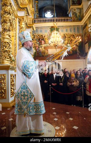 Nicht exklusiv: KIEW, UKRAINE - 19. JANUAR 2023 - Primatin der orthodoxen Kirche der Ukraine, Metropolitan Epifanii von Kiew und die gesamte Ukraine führt Dirigenten durch Stockfoto