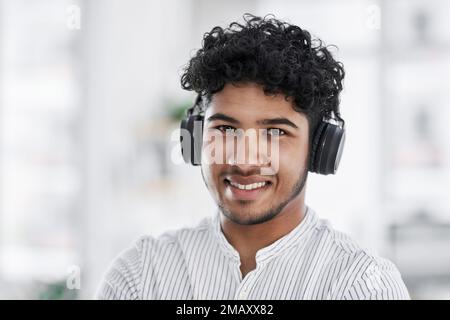 Er ist selbstbewusst. Porträt eines jungen Geschäftsmannes mit Kopfhörern im Büro. Stockfoto