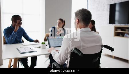 Verschiedene Geschäftsleute Der Gruppe, Einschließlich Mann Mit Behinderung Stockfoto