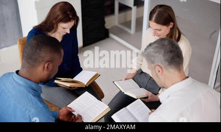 Eine Gruppe Multiethnischer Freunde, Die Zusammen Bibel Lesen Stockfoto