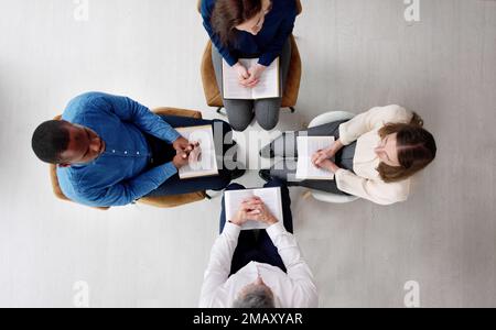 Eine Gruppe Multiethnischer Freunde, Die Zusammen Bibel Lesen Stockfoto