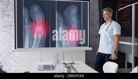 Ärzte Und Radiologen Diskutieren Röntgenbilder Von Patienten Stockfoto