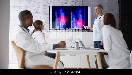 Ärzte Und Radiologen Diskutieren Röntgenbilder Von Patienten Stockfoto