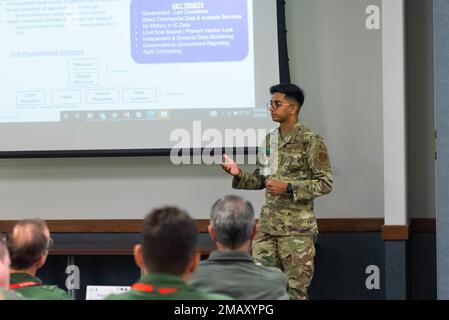 General Heraldo Rodriguez, COMAE (Air Force Aerospace Operations Commander) der brasilianischen Luftwaffe, und sein Team hören zu, wie SRA Dhruva Poluru, ein dem 22. Kommando- und Kontrollgeschwader (CACS) zugeteilter Luftfrachtführer, sie am 7. Juni 2022 über die Weltraumoperationen und Cyberabwehrkapazitäten der 222. in Rom NY informiert. Rodriguez und sein Team besuchten ihn mit dem Ziel, die Partnerschaft zwischen NYANG und COMAE zu stärken. Air National Guard Foto von Senior Airman Daniel Meade Stockfoto