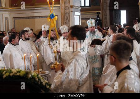 Nicht exklusiv: KIEW, UKRAINE - 19. JANUAR 2023 - Primatin der orthodoxen Kirche der Ukraine, Metropolitan Epifanii (C) Kiew und alle ukrainischen Verhaltensweisen Stockfoto