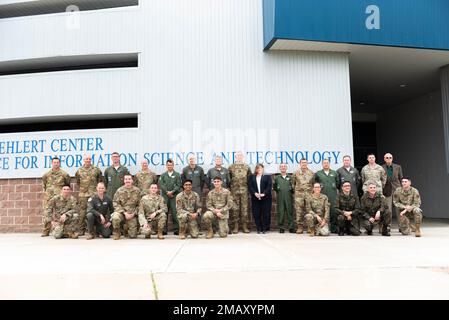 General Heraldo Rodriguez, COMAE (Air Force Aerospace Operations Commander) der brasilianischen Luftwaffe, und sein Team posieren mit LT. Oberstleutnant Andrew Carlson, Befehlshaber des 107. Angriffsflügels, Oberst Timothy Stanley, Befehlshaber des 222. Kommando- und Kontrollgeschwaders (CACS) und anderer Befehlshaber vor dem Sherwood-Boehlert-Exzellenzzentrum für Informationswissenschaft und -Technologie während eines Besuchs mit den 222. CACS in Rom, New York, am 7. Juni 2022. Rodriguez und sein Team besuchten ihn mit dem Ziel, die Partnerschaft zwischen NYANG und COMAE zu stärken. Air National Guard Foto von Senior Airman Daniel Meade Stockfoto
