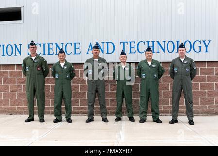 General Heraldo Rodriguez, COMAE (Air Force Aerospace Operations Commander) der brasilianischen Luftwaffe, und sein Team posieren vor dem Sherwood Boehlert Center of Excellence for Information Science and Technology während eines Besuchs mit dem 222. Kommando- und Kontrollgeschwader (CACS) in Rome NY am 7. Juni 2022. Rodriguez und sein Team besuchten ihn mit dem Ziel, die Partnerschaft zwischen NYANG und COMAE zu stärken. Air National Guard Foto von Senior Airman Daniel Meade Stockfoto