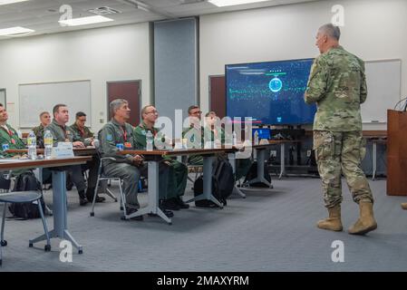 General Heraldo Rodriguez, COMAE (Air Force Aerospace Operations Commander) der brasilianischen Luftwaffe, und sein Team hören, wie Oberst Timothy Stanley, Befehlshaber des 222. Kommando- und Kontrollgeschwaders (CACS), sie am 7. Juni 2022 über die Weltraumoperationen und Cyberabwehrkapazitäten der 222. in Rom NY informiert. Rodriguez und sein Team besuchten ihn mit dem Ziel, die Partnerschaft zwischen NYANG und COMAE zu stärken. Air National Guard Foto von Senior Airman Daniel Meade Stockfoto