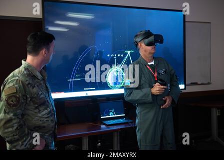 General Heraldo Rodriguez, Brazilian Air Force Aerospace Operations Commander (COMAE), verwendet das Virtual-Reality-Headset, das vom 222. Command and Control Squadron (CACS) bei einem Besuch der 222. CACS in Rom NY am 7. Juni 2022 bereitgestellt wurde. Rodriguez und sein Team besuchten ihn mit dem Ziel, die Partnerschaft zwischen NYANG und COMAE zu stärken. Air National Guard Foto von Senior Airman Daniel Meade Stockfoto