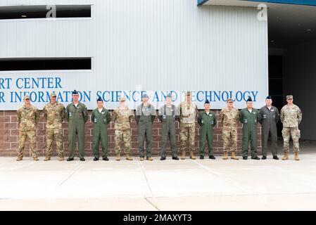 General Heraldo Rodriguez, COMAE (Air Force Aerospace Operations Commander) der brasilianischen Luftwaffe, und sein Team posieren mit LT. Oberstleutnant Andrew Carlson, Befehlshaber des 107. Angriffsflügels, Oberst Timothy Stanley, Befehlshaber des 222. Kommando- und Kontrollgeschwaders (CACS) und anderer Befehlshaber vor dem Sherwood-Boehlert-Exzellenzzentrum für Informationswissenschaft und -Technologie während eines Besuchs mit den 222. CACS in Rom, New York, am 7. Juni 2022. Rodriguez und sein Team besuchten ihn mit dem Ziel, die Partnerschaft zwischen NYANG und COMAE zu stärken. Air National Guard Foto von Senior Airman Daniel Meade Stockfoto