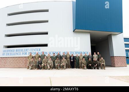 General Heraldo Rodriguez, COMAE (Air Force Aerospace Operations Commander) der brasilianischen Luftwaffe, und sein Team posieren mit LT. Oberstleutnant Andrew Carlson, Befehlshaber des 107. Angriffsflügels, Oberst Timothy Stanley, Befehlshaber des 222. Kommando- und Kontrollgeschwaders (CACS) und anderer Befehlshaber vor dem Sherwood-Boehlert-Exzellenzzentrum für Informationswissenschaft und -Technologie während eines Besuchs mit den 222. CACS in Rom, New York, am 7. Juni 2022. Rodriguez und sein Team besuchten ihn mit dem Ziel, die Partnerschaft zwischen NYANG und COMAE zu stärken. Air National Guard Foto von Senior Airman Daniel Meade Stockfoto