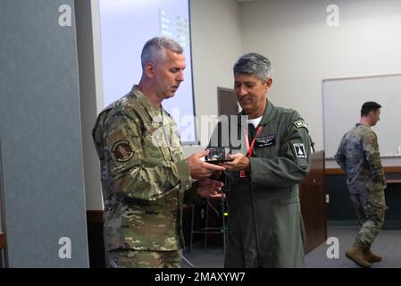 General Heraldo Rodriguez, COMAE (COMAE), Befehlshaber der Luft- und Raumfahrtoperationen der brasilianischen Luftwaffe, überreicht Oberst Timothy Stanley, Befehlshaber des 222. Kommando- und Kontrollgeschwaders (CACS), während eines Besuchs mit den 222. CACS in Rom NY am 7. Juni 2022. Rodriguez und sein Team besuchten ihn mit dem Ziel, die Partnerschaft zwischen NYANG und COMAE zu stärken. Air National Guard Foto von Senior Airman Daniel Meade Stockfoto
