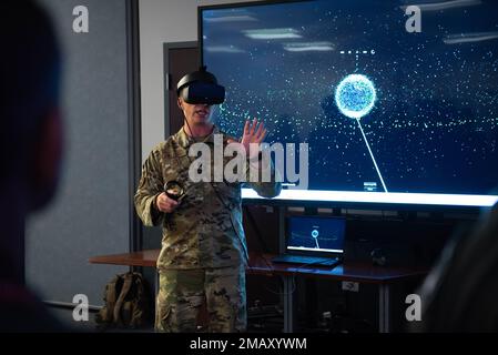 LT. Oberstleutnant Christopher Graziano, Plan- und Strategiechef des 222. Kommando- und Kontrollgeschwaders (CACS), erläutert General Heraldo Rodriguez, brasilianischer Befehlshaber der Luft- und Raumfahrtoperationen (COMAE) der Luftwaffe, und sein Team in Rom NY, am 7. Juni 2022. Rodriguez und sein Team besuchten ihn mit dem Ziel, die Partnerschaft zwischen NYANG und COMAE zu stärken. Air National Guard Foto von Senior Airman Daniel Meade Stockfoto