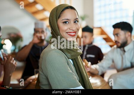 Nichts macht mich glücklicher als die Familie. Eine junge muslimische Frau, die während des ramadan Zeit mit ihrer Familie verbringt. Stockfoto