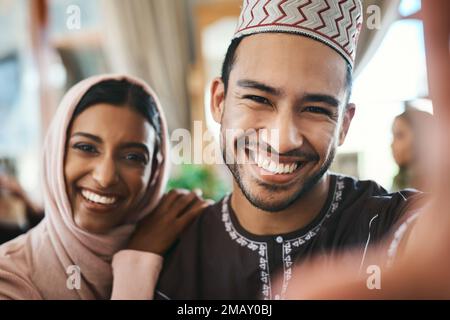 Meine Frau ist die größte Stärke. Ein junges muslimisches Paar, das Selfies macht. Stockfoto