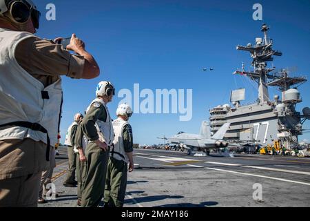 220607-N-SY758-1199 ATLANTISCHER OZEAN (7. Juni 2022) ADM. Daryl Caudle, Commander, USA Flottenkommando rechts und Flottenhauptmann John Perryman, Flottenkommando links, beobachten Sie das Flugdeck an Bord des Flugzeugträgers USS George H.W. Bush (CVN 77), 7. Juni 2022. Die George H.W. Die Bush Carrier Strike Group (CSG) führt derzeit eine Zertifizierungsübung durch, um die Interoperabilität und Kampffähigkeit der USA und der Alliierten vor einer zukünftigen Implementierung zu verbessern. Die George H.W. Bush CSG ist ein integriertes Kampfwaffensystem, das überlegene Kampffähigkeiten bietet, um abzuschrecken, und wenn Stockfoto
