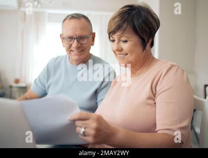 Ich bin mit diesem Vertrag zufrieden. Ein reifer, der ihre Rechnungen zusammen durchgeht. Stockfoto