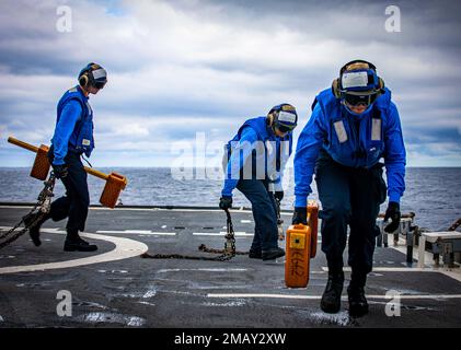 PHILIPPINISCHE SEELEUTE (7. Juni 2022) an Bord des Schiffs USS Chancellorsville (CG 62) der Klasse Ticonderoga führen den Flugbetrieb im Cockpit durch. Chancellorsville ist zur Unterstützung der Sicherheit und Stabilität im Indo-Pazifik-Raum in die US-7.-Flotte entsandt und wird dem Befehlshaber der Task Force 70 zugewiesen, einer kampfbereiten Truppe, die die kollektiven maritimen Interessen ihrer Verbündeten und Partner in der Region schützt und verteidigt. Stockfoto