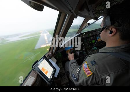 Captain Sebastian Constable, Pilot der 22. Operations Group KC-46A Pegasus, nähert sich der Startbahn des Luftwaffenstützpunktes Yokota, Japan, bei schlechtem Wetter am 7. Juni 2022, während der Übung des Beschäftigungskonzepts des Air Mobility Command 22-06. Bei der Übung werden das fliegende Personal und das Instandhaltungspersonal bei der Einrichtung von Operationen im Ausland und bei der Sicherstellung der Kapazitäten für Luftbetankungsmissionen in einer entsandten Gesamttruppe und einer gemeinsamen Umgebung getestet. Stockfoto