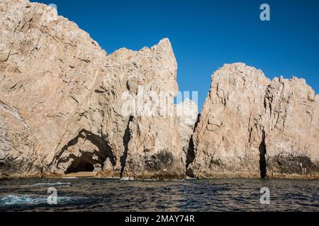 Pirate's Cave in der Nähe von Lover's Beach, Cabo San Lucas, mexikanische Riviera, ist ein beliebter Ort für Touristen. Stockfoto