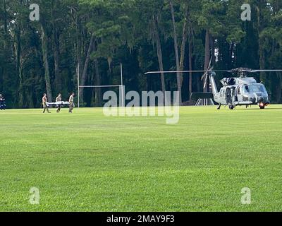 Flieger des Rettungsgeschwaders 38. transportieren einen Patienten zu einem HH-60W Jolly Green II Hubschrauber an der Valdosta State University in Valdosta, Georgia, 7. September 2022. Diese Mission ist die erste offizielle Rettung seit der Jolly Green II für maximale Kampfbereitschaft und volle Integration in Rettungseinsätze neben dem HC-130J Combat King II. Eingesetzt wurde Stockfoto